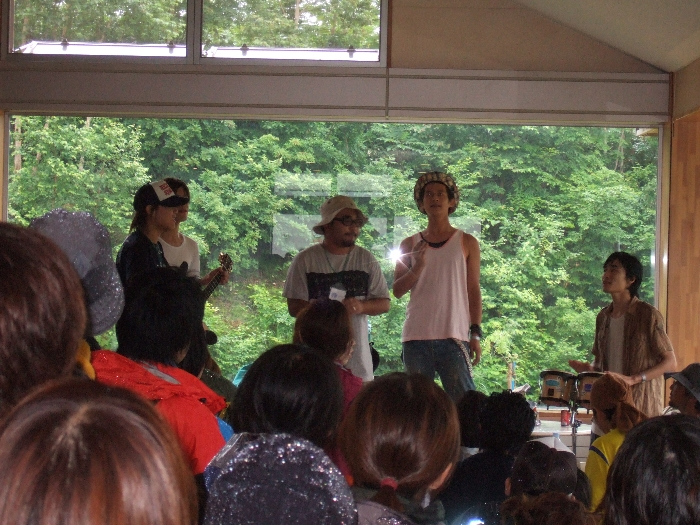 雨が降ってきたのでレストランの中でライブを続行しました。