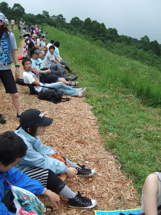 登り終わっても特に何もありません。休んで風景を眺める人の列ができています。 