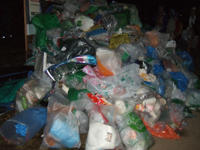 グリーン・ステージのごみはレジャー・シートが多い。3日目の夜はレジャー・シート用の作った方がまだましなのかも知れませんが、そうすると捨てることを助長することになり、リサイクルの趣旨に反することになります。