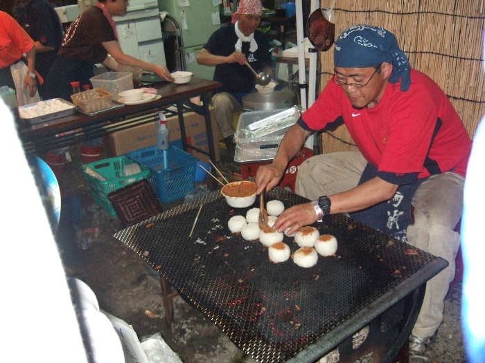 苗場食堂。2006年の終演後出されていた焼きおにぎり。具は味噌。値段不明。 