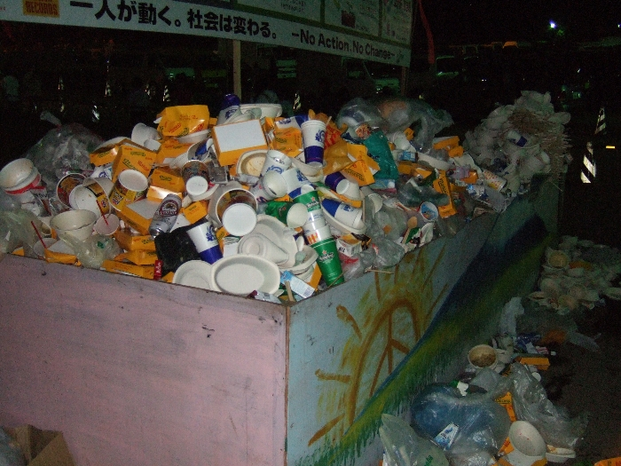 場外ショップエリア。奥の方は崩れ落ちそうな積み上がり方です。