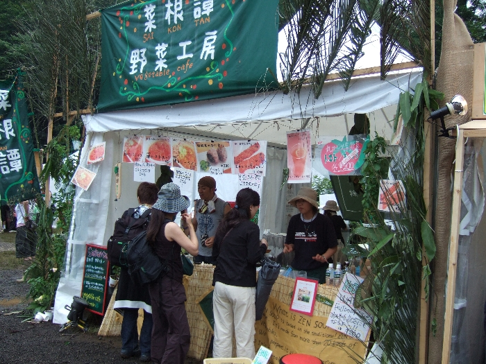 トマトスープ、雑穀米おにぎり、玄米シリアルクッキーなど、健康的なメニューの店。