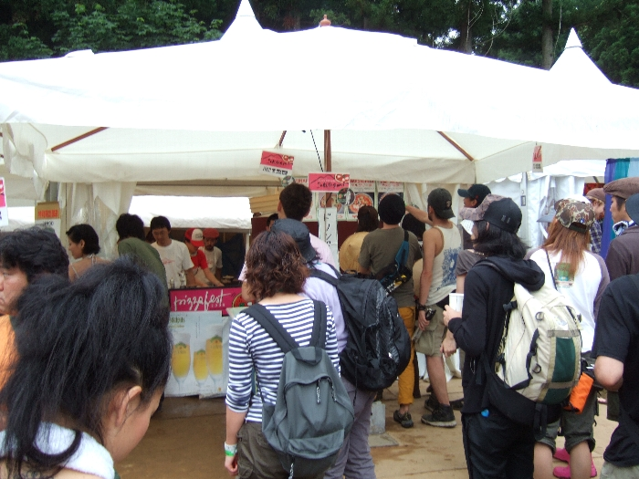 人気店なので、注文するところとピザを受け取るところに別れています。右側が注文、左側が受け取り場所。