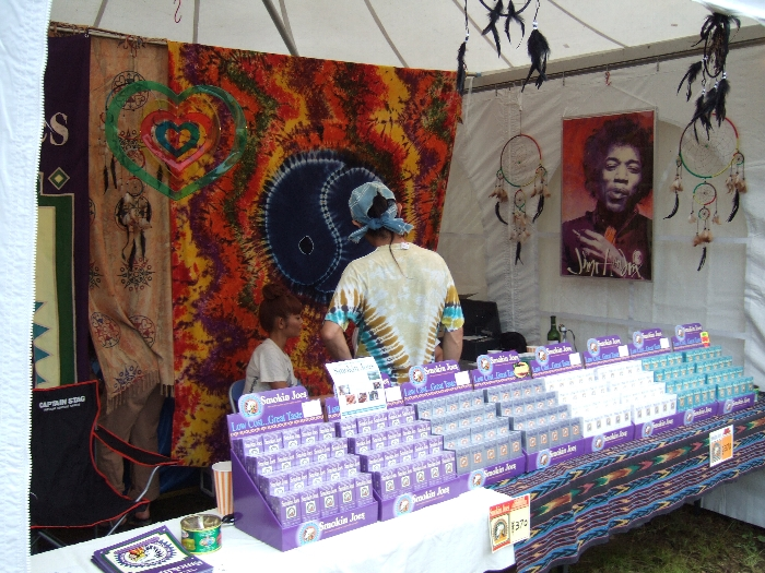 タバコ屋。ジミ・ヘンドリクスの写真の両側にアメリカ先住民の魔よけ、ドリームキャッチャーがあります。