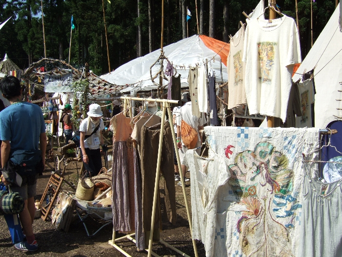 雑貨店前の青空陳列。 