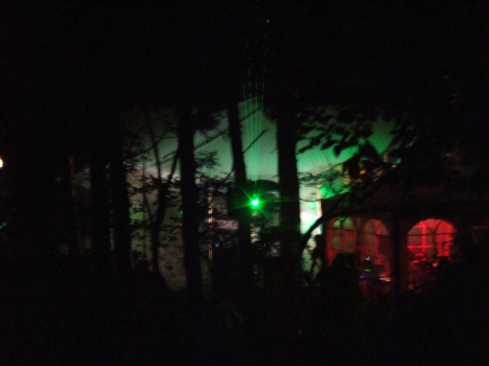 通路から見えるボードウォークの木道亭。