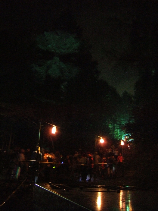 オレンジ・コートからフィールド・オブ・ヘブン側を撮影しています。奥に見える緑の光がフィールド・オブ・ヘブンの光だと思われます。 