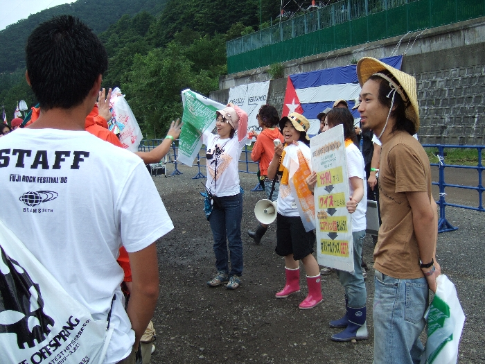 「ペットボトル1本でごみ袋が何枚できるでしょう」とクイズをしているボランティアの人。 