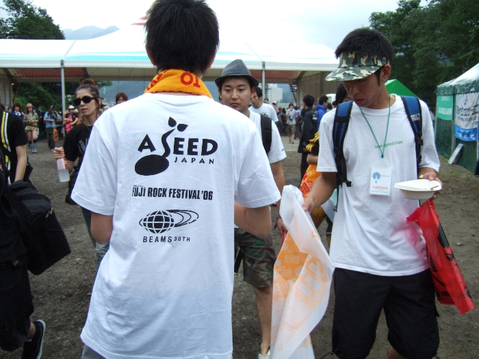 午前中は入場するとすぐにごみ袋をもらいます。