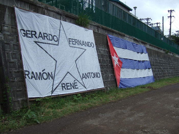 車両用通路にある旗。右はキューバの国旗。左はアメリカに拘束されているというキューバ人5人の名前。この旗の意味を知ろうとしたフジロックフェスティバル参加者は何人だろう。