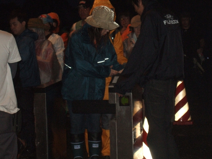 ちゃんと通行防止用の板も飛び出します。