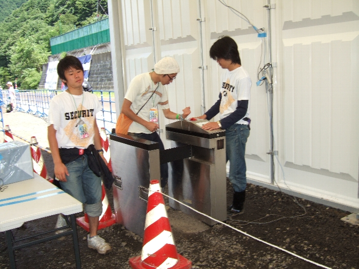 駅の改札のような機械も導入されていました。フジロックフェスティバルの入場ゲートはいずれ駅の改札口のようになるのでしょうか。