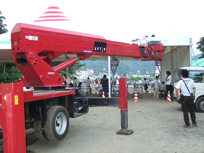 3日目の午後5時ごろ、SEE YOU NEXT YEARの表示を貼りつける作業。 