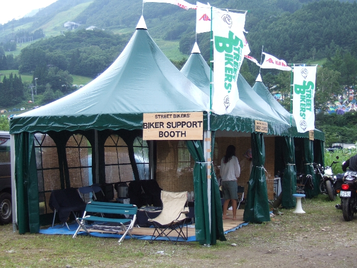 入場ゲート手前にあるストリート・バイカーズ誌のテント。毎年設営されています。