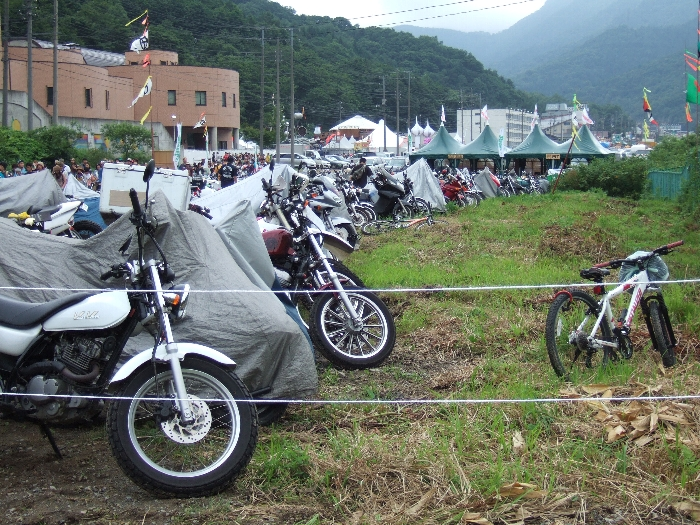 入場ゲート側から見た駐輪場。自転車も二輪車なので駐輪場に置けます。ここがいっぱいになると場外ショップエリアに並べることになるので、会場からは遠くなります。