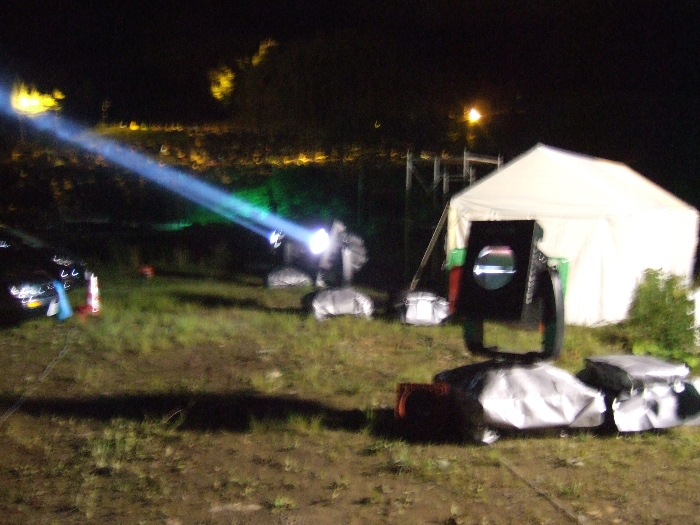 方向、点滅間隔等は遠隔操作されています。昨年と同様ならば、光線はプログラミングされた照明アートです。