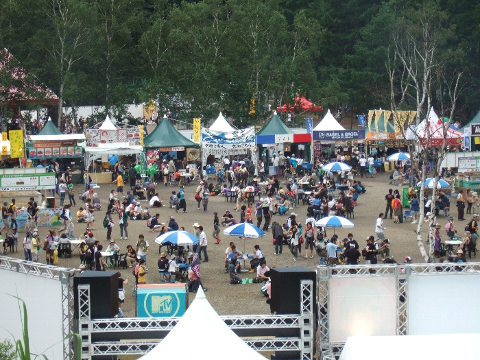 入場ゲートから見た昼のオアシスエリア。