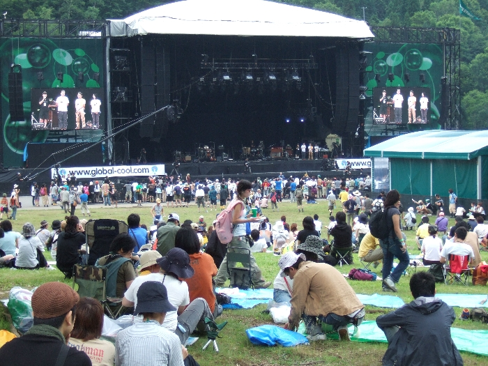 公演の合間に非政府組織（NPO）が活動をPRすることもあります。 