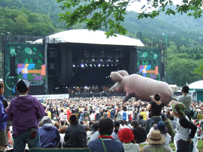 初日のグリーン・ステージで最初に登場したストリング・チーズ・インシデントのライブ。ピンク・フロイドの「アニマルズ」のジャケット制作過程の映像が流れた後、「ザ・ウォール」の「アナザー・ブリック・イン・ザ・ウォール（パート2）」をカバーしていました。ブタはおそらく「アニマルズ」のジャケットに出てくるブタを意識しています。