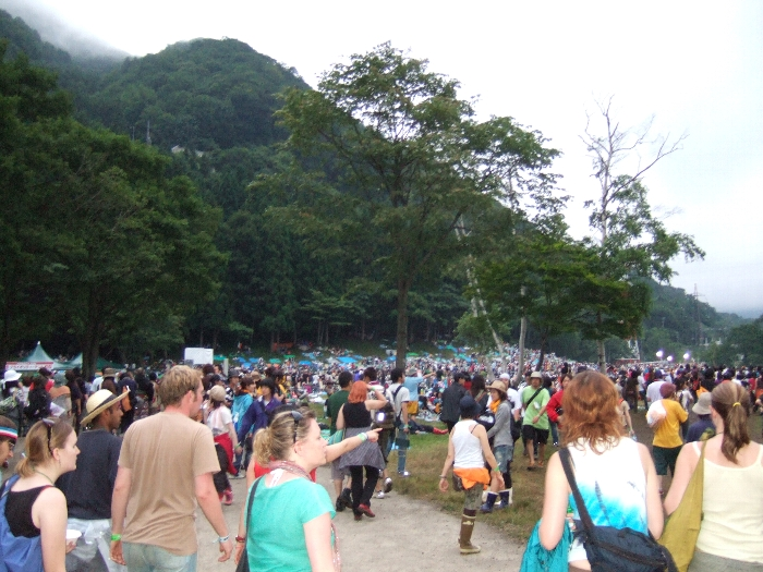 ホワイト・ステージ側からグリーン・ステージへ戻ったところ。左側が新しい通路、右側が従来の通路。