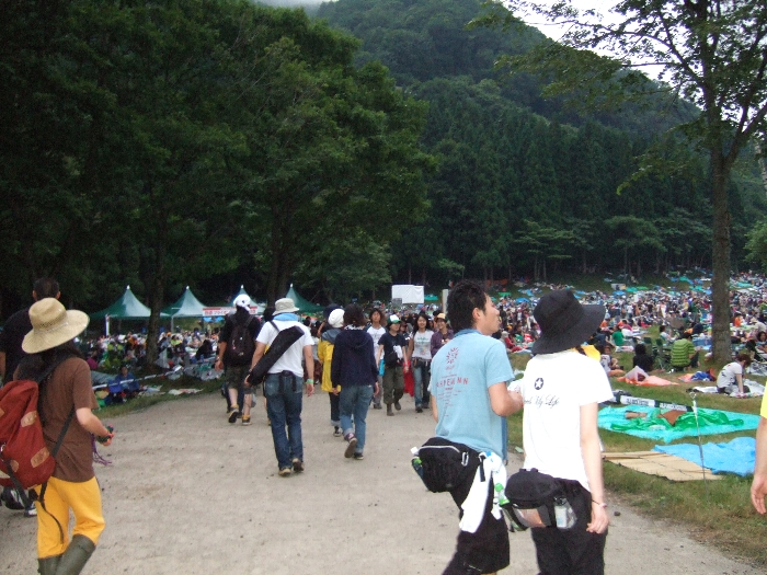 奥の方に見える4つのテントは障害者用テント。