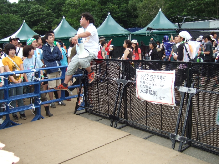 ステージ前方のエリアは公演ごとに入れ替えます。