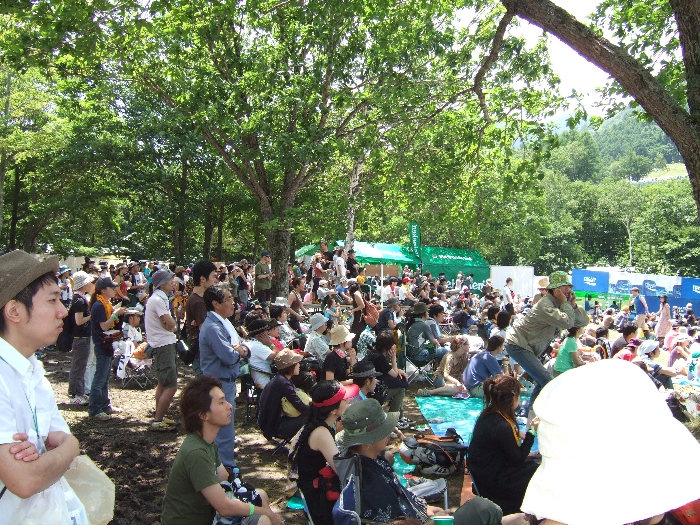 木陰からライブを見る人。 