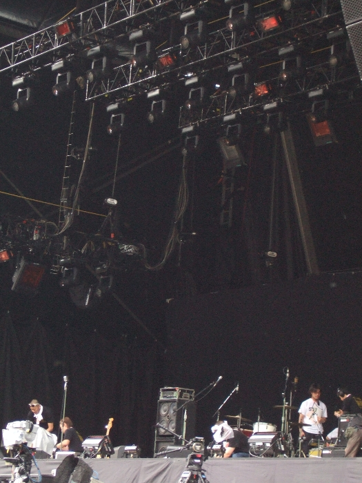 近くで見るとステージは大きい。