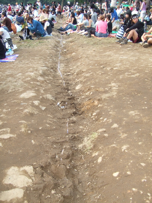 溝に光るロープが渡してあり、夜は溝があることを光で示します。何もないと暗くて危険です。 