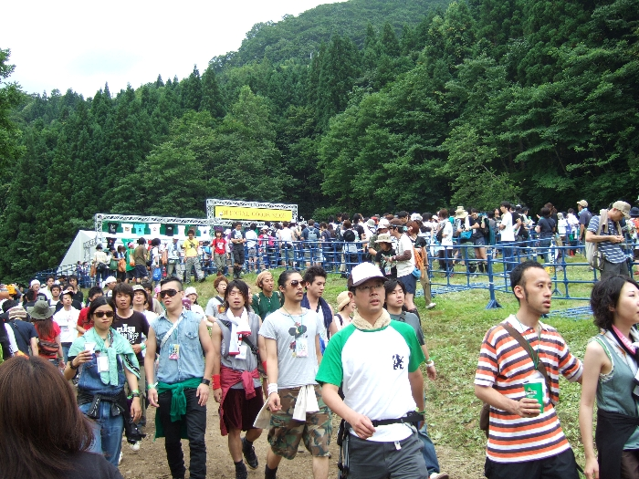 グリーン・ステージからホワイト・ステージに向かう道の右手にオフィシャル・アーティスト・グッズ売り場があります。ここで売られているのはグリーン・ステージとホワイト・ステージに出演するアーティストのグッズです。フィールド・オブ・ヘブン、アバロン・フィールド、オレンジ・コートに出演するアーティストのグッズはフィールド・オブ・ヘブンの売り場で売っています。フジロックフェスティバルの公式Tシャツはここではなく、場外ショップ・エリアで売っています。