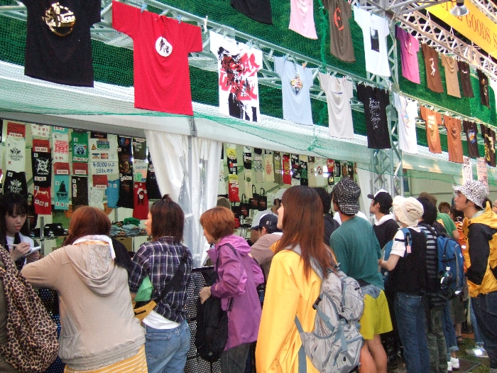オフィシャル・アーティスト・グッズ売り場。5000円以上ならクレジット・カードも使えます。混むときは2時間待ちです。