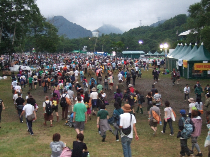 手ぶれしていますが、グリーン・ステージの北側、ホワイト・ステージへ向かうルートの最初の方です。右側にごみゼロナビゲーション、左側にペットボトルの白い山が見えます。 