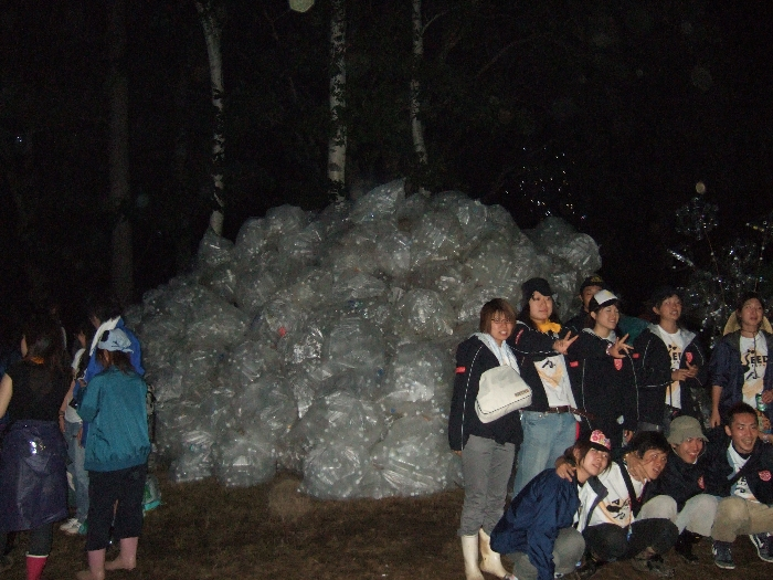 最終的には2.5～3メートルくらいになったペットボトルの山。 