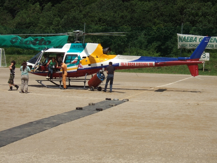 客を降ろし、給油。