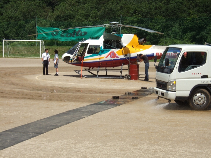 ネクタイをしている人がパイロット。