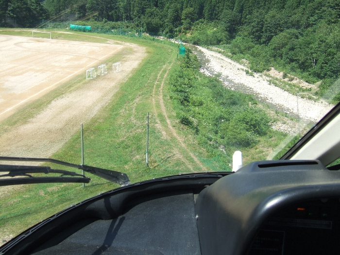離陸直後。右は浅貝川、左は発着場。