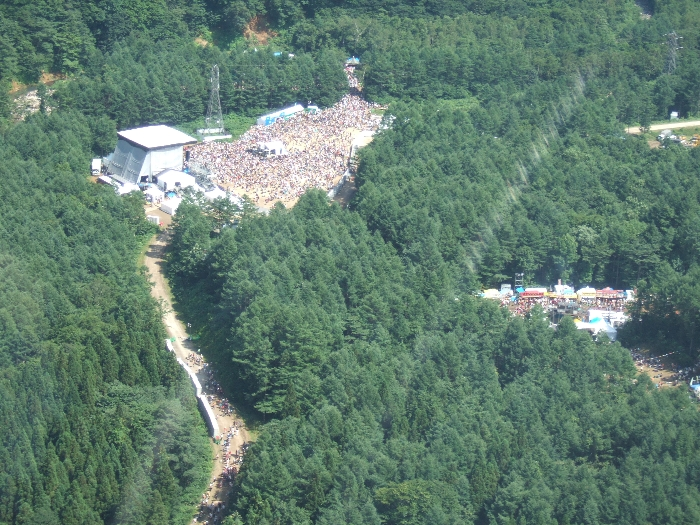 ホワイト・ステージとアバロン・フィールド。ホワイト・ステージから下に延びている道は一般用の通路ではありません。