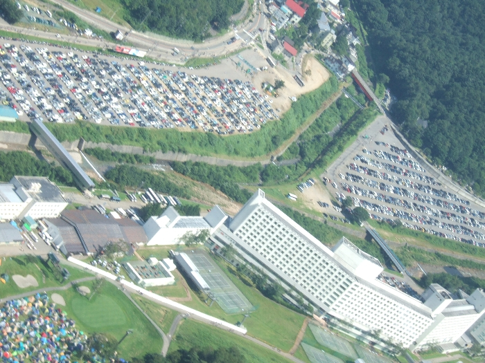 場内駐車場と苗場プリンス・ホテル。