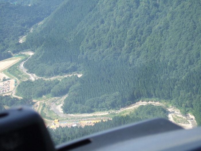 再び旋回し、オレンジ・コートあたりに戻ってきたところ。