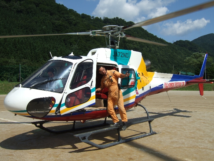 ヘリコプターに誘導する人。