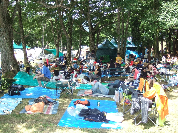 グリーン・ステージのホワイト・ステージ側。やや後方で、ステージはかなり遠くに見えます。