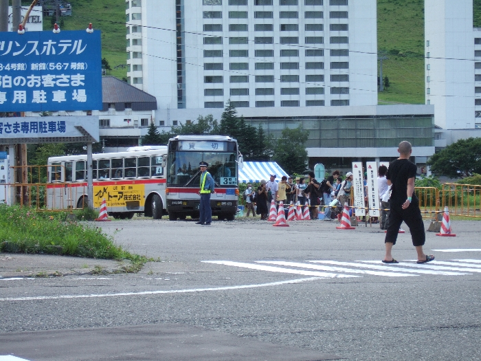 シャトルバスの乗降口。
