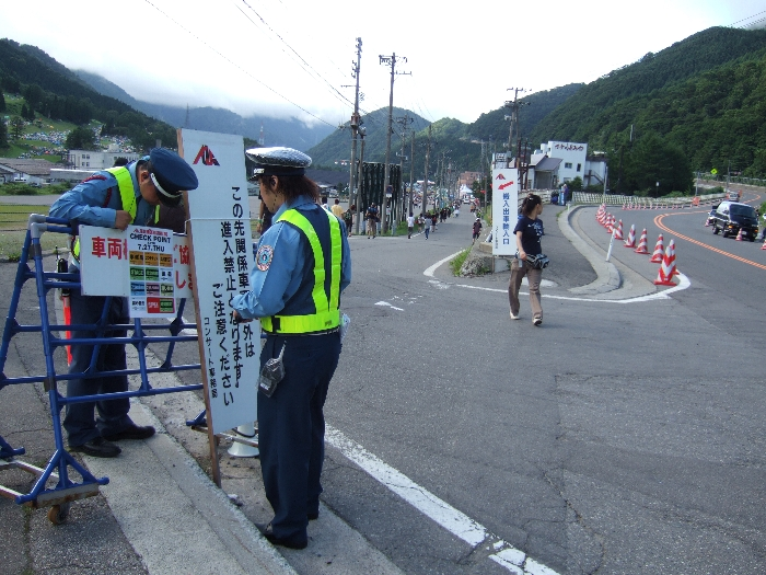 右側の道が国道17号、左へ入る道がフジロックフェスティバル関係者専用になっている道路。したがってキャンプサイトや入場ゲート付近を一般車両が通行することはありません。