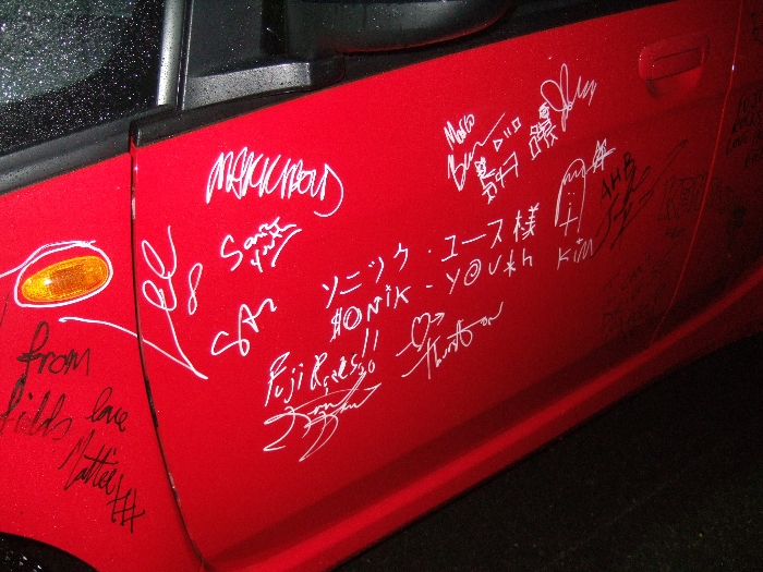 左。ソニック・ユースのサーストン・ムーア、キム・ゴードンが見えます。