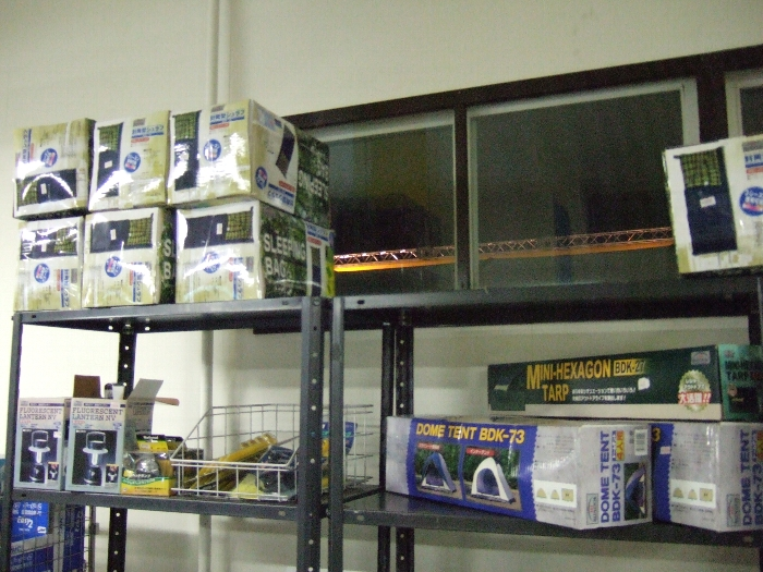 テントや寝袋、ランタンまで売っているスキーハウス。昨年同様、雨具や靴、スリッパ、帽子も売っています。
