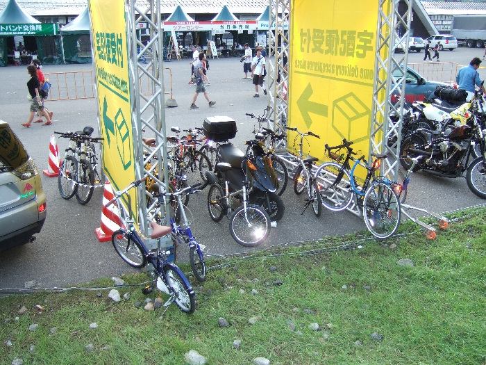 車に積み込んで、現地で移動用に使っていると思われる自転車。