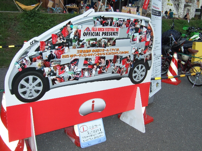 アーティストのサインをもらいに行っている間、現地に置かれるボード。アーティストが実際にサインしているところの写真がたくさん貼られています。