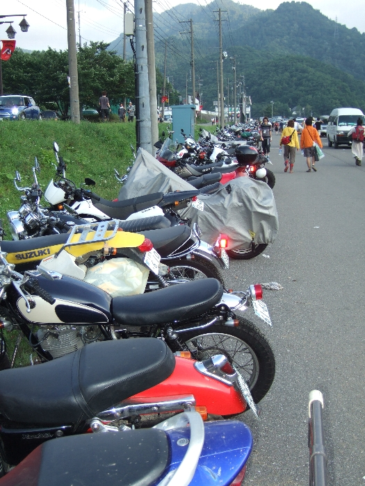 入場ゲート近くの駐輪場が満車になったら一般の駐車場に誘導されるんだろうか。 