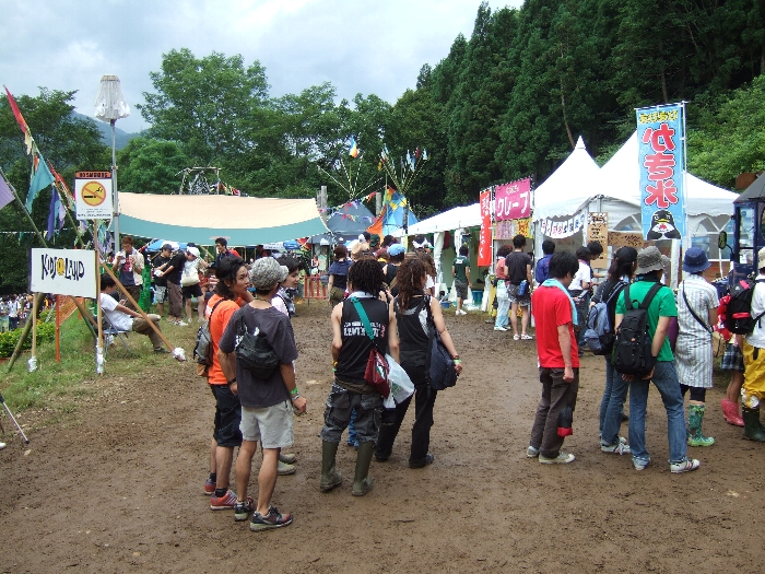 グリーン・ステージからホワイト・ステージに向かう道の途中にあるキッズランド。子ども用遊具とテントがあります。