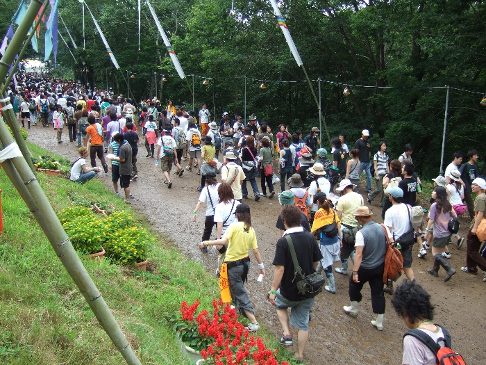 キッズランドから通路を見下ろした風景。奥がグリーン・ステージ側。